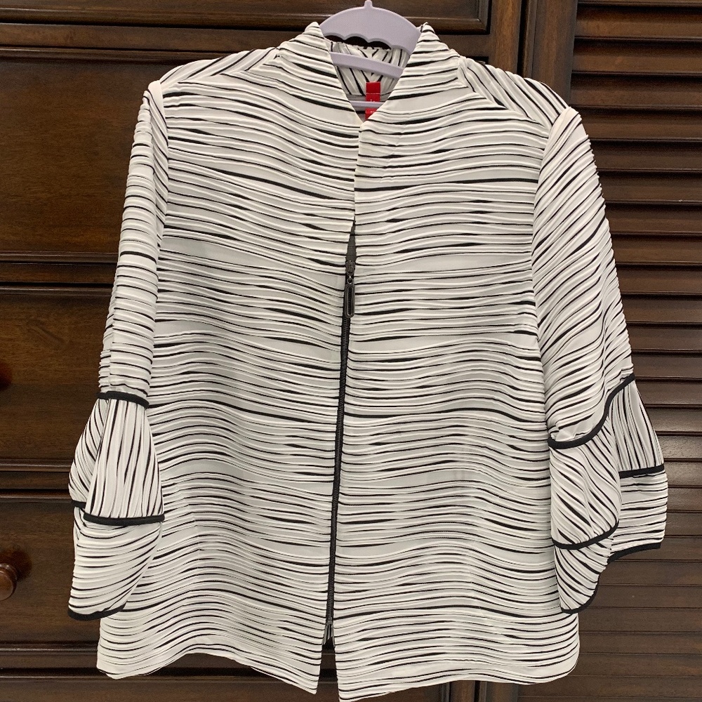 Beautiful black and white zip front IC jacket/cardigan with layered sleeves.